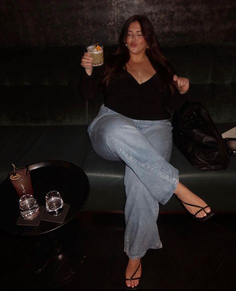 Curvy Dinner Date Outfit, Date Night Looks Plus Size, Plus Size Book Characters, Dinner Plus Size Outfit Ideas, Casual Birthday Dinner Outfit Plus Size, Plus Size Outfits Date Night, Dating Profile Picture Ideas Plus Size, First Date Bar Outfit, Plus Size Coffee Date Outfit