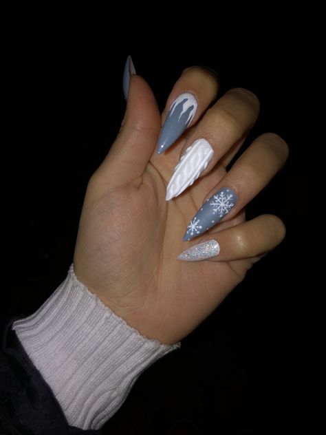 January Stiletto Nails, Winter Pointy Nails, Winter Stilleto Nails Design, Christmas Stiletto Nails Winter, Holiday Nails Stiletto, Icy Nails Winter, Stiletto Winter Nails, Winter Nails Stiletto, Stiletto Nails Winter