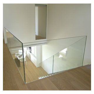 lien galerie produit / product gallery link => http://trescalini.fr/gardes-corps/verre-raily/ FR Trescalini - Garde-corps Raily (fixation latérale, à Glass Railing Stairs, Frameless Glass Balustrade, Contemporary Staircase, Glass Stairs, Stairs Design Modern, Staircase Decor, Stair Handrail, Glass Balustrade, Home Stairs Design