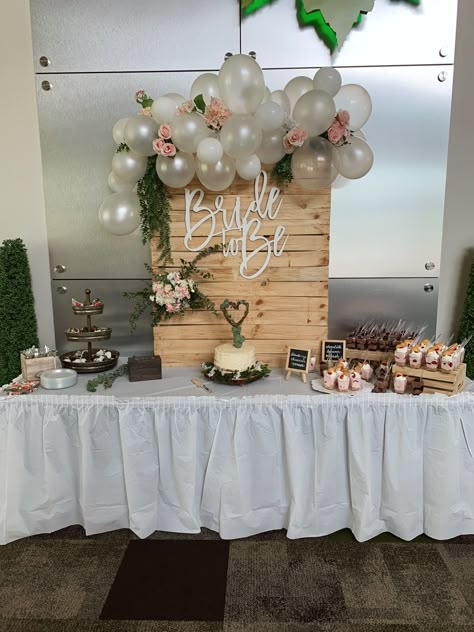 Bridal Shower Pallet Backdrop, Rustic Pallet Backdrop, Bridal Shower Pallet Ideas, Pallet Bridal Shower Decor, Pallet Balloon Backdrop, Pallet Backdrop Baby Shower Ideas, Pallet Backdrop Birthday, Floral Balloon Garland, Bridal Picnic