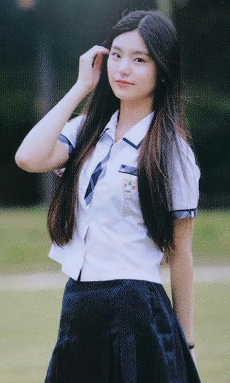 Yeji School Photo, Yeji School Outfit, Yeji Uniform School, Yeji Predebut, Giselle Predebut, Hwang Siblings, Easy Background, Kim Doyeon, Alexis Bledel