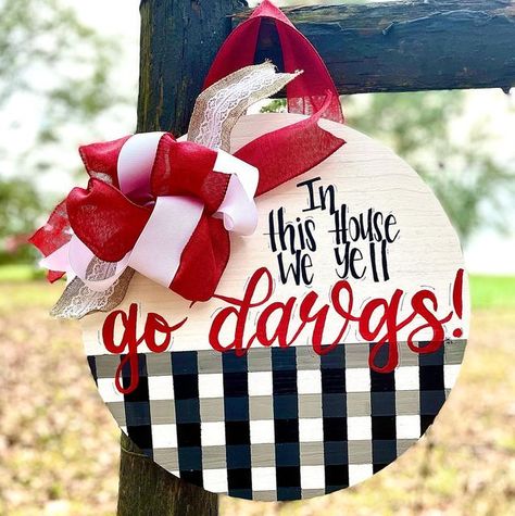 Go Dawgs Sign, Football Season Wreaths, Uga Door Hanger, Georgia Bulldogs Door Hanger, Football Season Door Hangers, Doors Game, Door Hanger Ideas, Hanger Game, Circle Signs