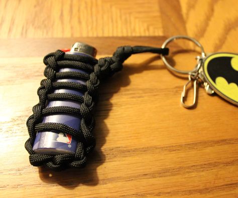 Paracord Lighter Holder, Paracord Lighter Wrap, Paracord Gift Ideas, Lighter Wrap, Paracord Projects Diy, Paracord Ideas, Paracord Bracelet Diy, Paracord Diy, Bottle Wrapping