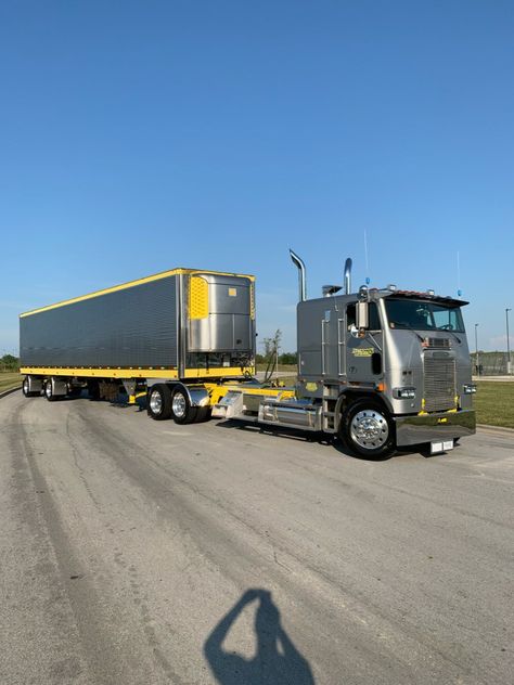 Cabover Semi Trucks, Custom Semi Trucks, Freightliner Cabover, Cartoon Truck, Western Star Trucks, Tractor Trailer Truck, Freightliner Trucks, Old Lorries, Train Truck