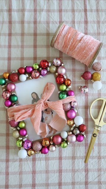 Diy Christmas Ornament Picture Frame, Ornament Frame Diy, Instax Ornament Diy, Diy Photo Frame Ornaments, Christmas Photo Craft Ideas, Polaroid Picture Ornaments Diy, Christmas Picks Diy, Christmas Picture Frames Diy Craft Ideas, Adult Christmas Crafts Diy