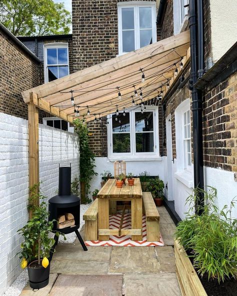 This small patio uses a wooden wall table set. Its sleek design makes it perfect for decorating small patios. Even though it is finished, this wooden bench is long enough so that it can provide more space and can accommodate more people. Here is also equipped with a fireplace that can provide warmth if needed. Set Dining Table from @hunkerhome #gardenpatio #patiodecors Side Of House Pergola, Terraced House Courtyard, Side Return Ideas Garden, Pergola Side Of House, Small Courtyard Gardens Court Yard, Narrow Courtyard Ideas, Garden Canopy Ideas, Narrow Pergola, Small Garden Renovation