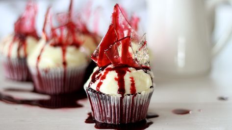 Bloody Broken Glass Cupcake Recipe | Halloween Recipe Dexter Cupcakes, Glass Cupcakes, Cupcake Receptek, Halloween Party Punch, Halloween Party Desserts, Halloween Sweet Treats, Halloween Cupcakes Decoration, Red Velvet Cupcakes Recipe, Cupcakes Red Velvet