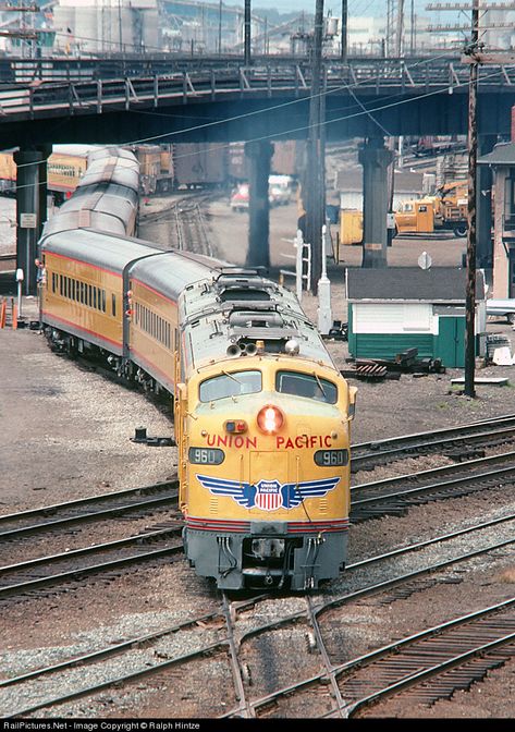 UP 960 Union Pacific EMD E8(A ... Union Pacific Train, Railroad Images, Old Steam Train, Vintage Trains, Railroad History, Railroad Pictures, Union Pacific Railroad, Burlington Northern, Rail Transport