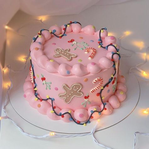 @aprilsbakerlondon Pink Christmas Cake Ideas, Christmas Sweets Decorations, Christmas Cake And Cupcakes, Simple Christmas Birthday Cakes, Cakes To Sell Ideas, Vintage Christmas Cake Decorations, Christmas Themed Cake Ideas, Gingerbread Cake Decorating Ideas, Cute Christmas Cake Designs