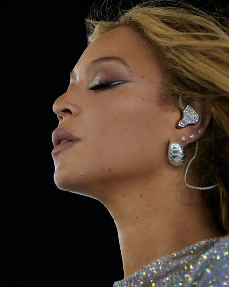 Double Ear Piercing Ideas, Beyonce Makeup, Double Ear Piercing, Holographic Dress, Beyonce Photos, Double Ear Piercings, Ear Piercing Ideas, Beyoncé Giselle Knowles-carter, Beyonce Queen