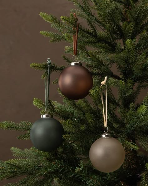 Christmas Tree Inspo, Farmhouse Ornaments, Neutral Christmas, Country Christmas Decorations, Christmas Decor Inspiration, Tree Themes, Woodland Christmas, Christmas Inspo, Green Christmas Tree