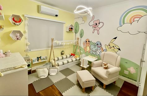 Pokemon - Quarto/Dormitório infantil com temática de pokémon. Quarto infantil amarelo, com pintura real e decoração própria. Anime Theme Nursery, Pokemon Nursery Ideas, Pokémon Baby Room, Naruto Nursery, One Piece Room Ideas, Dragon Ball Z Nursery, Pokemon Nursery Theme, Nursery Pokemon, Pokemon Themed Bedroom