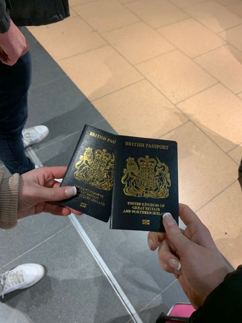 travel with friends, girls holiday, passport aesthetic, airport, travel Travelling Pics, Passport Aesthetic, Paris Trip Planning, Pics Of Friends, Aesthetic Airport, Pics Of Food, British Passport, Passport Pictures, Airport Aesthetic