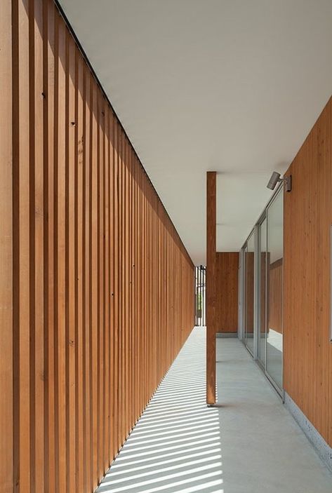 contemporary transitional space / exterior passage enclosed with vertical louvers/wood screen for privacy Coastal Transitional Decor, Porch Bar, Community Halls, Wood Screens, Timber Buildings, Architecture Modern, Interesting Buildings, Indoor Patio, Minimalism Interior