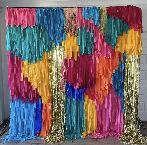 Diy Fringe Backdrop, Tablecloth Backdrop, Balloon Walls, Prom Backdrops, Diy Fringe, Diy Photo Backdrop, Party Photo Backdrop, Garland Backdrops, Fringe Backdrops