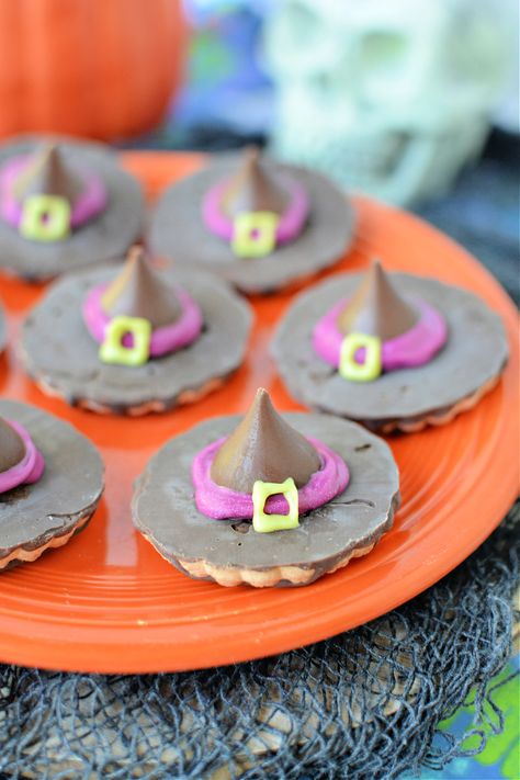 How to Make Halloween Witch Hat Cookies Fun Kids Desserts, Halloween Witch Hat Cookies, Candy Bark Recipes, Easy Halloween Cookies Recipes, Bake Halloween, Witch Finger Cookies, Witch Hat Cookies, Easy Halloween Cookies, Witch Cookie