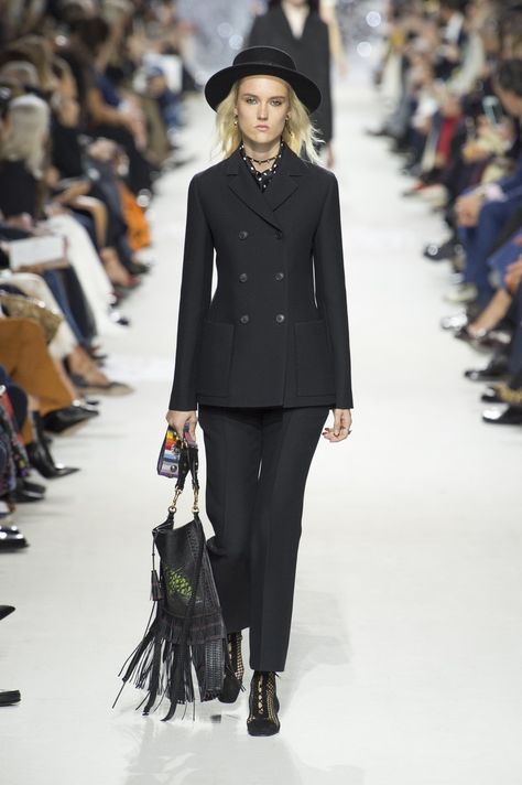 Christian Dior | Ready-to-Wear - Spring 2018 | Look 4 Cocktail Fits, Elegant Dresses Classy Vintage, Dior Ready To Wear, Smart Casual Women, Elegant Outfit Classy, Dior Dress, Dior Fashion, Black Suit, Black White Fashion