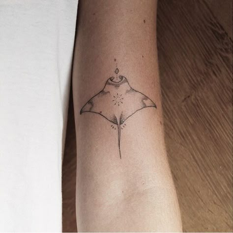 Hai Tattoo, Marine Tattoo, Stingray Tattoo, Ray Tattoo, Hawaii Tattoos, Tattoo People, Mandala Tattoo Design, E Tattoo, Manta Ray