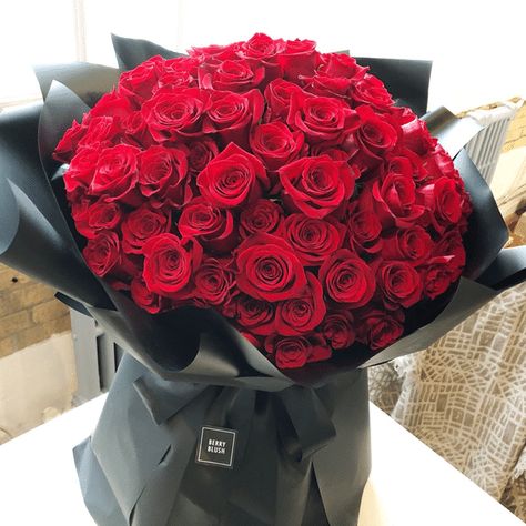 Big Flower Bouquet Birthday, Love Flowers Romantic, 100 Roses Bouquet, Big Flower Bouquet, Wine Bouquet, 100 Red Roses, Valentines Flower, Engagement Flowers, Red Flower Bouquet