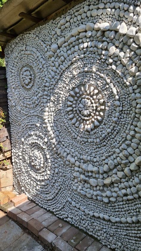 Unique Retaining Wall Ideas, Rock Mosaic Art, Mosaic Projects Ideas, Unique Backyard, Mosaic Walkway, Stone Mosaic Wall, Stone Mosaic Tile, Pebble Mosaic, Rock Wall