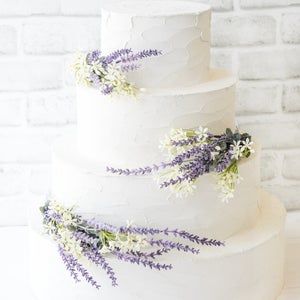 Rustic Lavender Wedding Ideas, Purple Flower Wedding Cake, Lavender Wedding Cake Ideas, Wedding Cake With Lavender Flowers, Lavender Cake Design, Wedding Cakes Lavender, Wedding Decorations Lavender, Wedding Cake Lavender, Lavanda Wedding