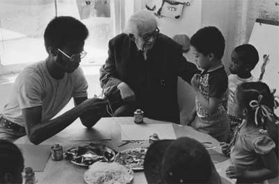 Jean Piaget in a classroom. Reminds me of how fascinating it is to get to be a part of learning. Piaget Theory, Learning Theories, Educational Theories, Filial Piety, Interactive Timeline, Jean Piaget, Intellectual Development, Early Childhood Development, Childhood Development