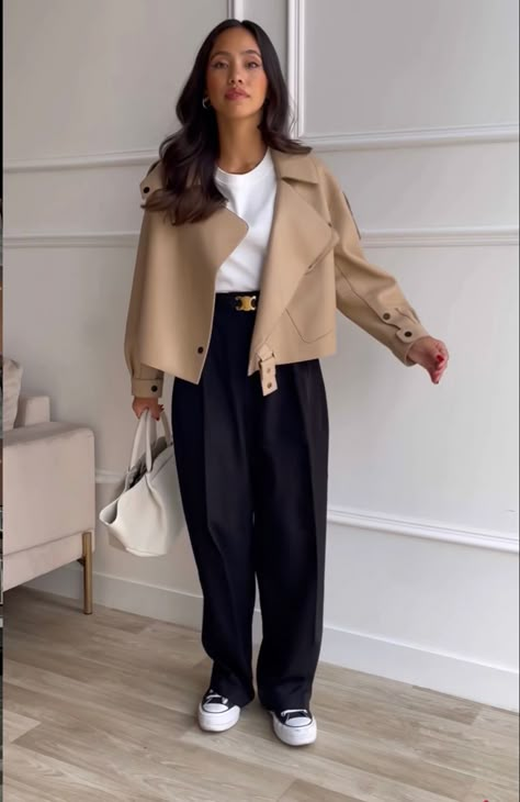 Short Coat Outfit, Casual Sunday Outfit, Japan Ootd, Trench Outfit, Corporate Outfit, Coat Outfit Casual, Cropped Outfits, Cropped Trench Coat, Jacket Outfit Women