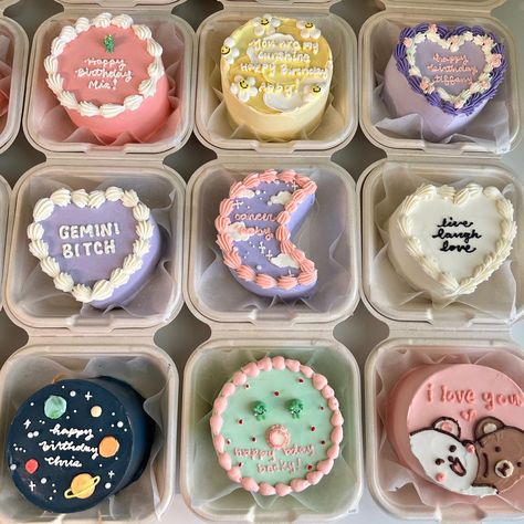 Lunchbox Cake Business, Cute Lunchbox Cake Ideas, Mini 4 Inch Cakes, Lunch Box Mini Cake, Aesthetic Lunch Box Cake, Box Lunch Cakes, Cute Lunch Box Cake Ideas, Cute Lunch Box Cakes, Kawaii Food Desserts