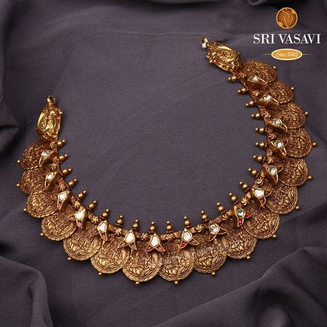 Goddess Lakshmi is enshrined in a large number of temples. Be prepared for the sharp, admiring intakes of breath when you step out in this classic kaasumaalai studded with Kemp stones. Short Gold Necklace Designs, Svtm Jewels, Gold Choker Necklace Designs, Gold Jewelry Collection, Antique Gold Necklace, Choker Necklace Online, Temple Jewelry Necklace, Indian Wedding Jewelry Sets, Long Haram