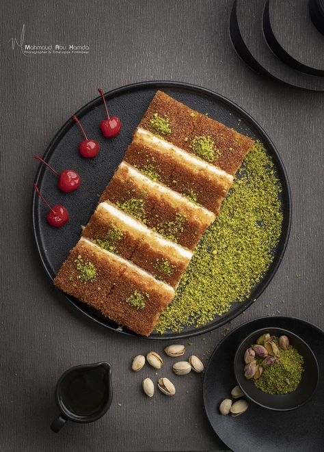 Lebanese Food Photography, Arabian Sweets, Arabian Tea, Gastronomic Food, Sweets Photography, Arabic Sweets Recipes, Food Photography Dessert, Food Set Up, حلويات عربية