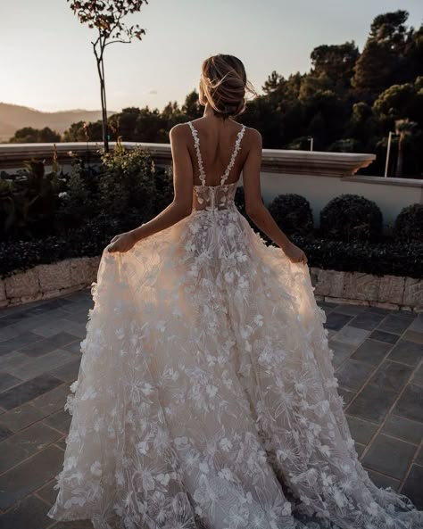 sexy wedding dress with floral appliques Sparkle Wedding Dress, Collection Couture, Wedding Ideas Dresses, Galia Lahav, Braut Make-up, Applique Wedding, Applique Wedding Dress, Grace Loves Lace, Sparkle Wedding