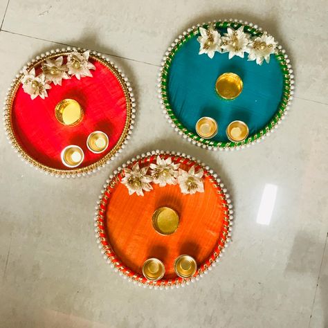 Rakhi Thali Decoration, Indian Decor Diy, Mehndi Plates, Rakhi Thali, Diy Candles Design, Arti Thali Decoration, Arti Thali, Cd Crafts Diy, Aarti Thali