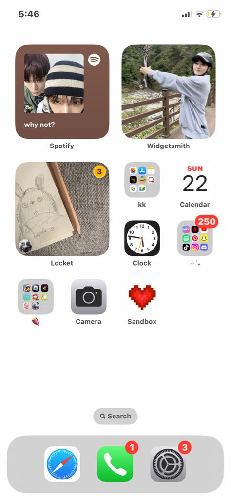 Korean Home Screen, Kpop Homescreen, Home Lock Screen, Iphone Home Screen Layout, Wallpaper Kpop, Iphone Organization, Iphone App Layout, App Layout, Homescreen Ideas