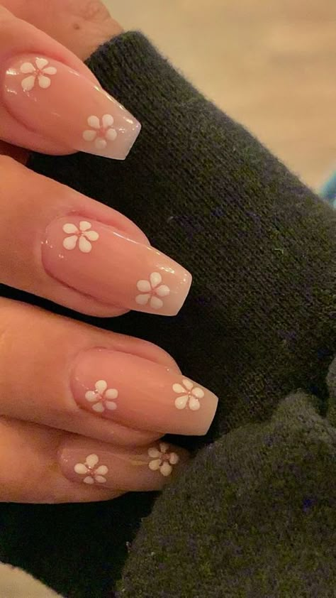 Simple Gel Nail Designs White, Cute Natural Nails Designs, White Color Nails Designs, Simple Almost Nails, Cute Nail Designs For Natural Nails, Spring Nails Ideas Simple, Short Nails Inspo Fall, Nail Ideas 13 Yo, White Aesthetic Nails Acrylic