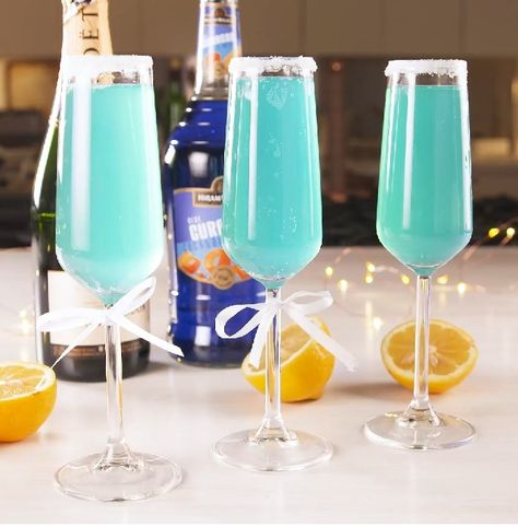 101 Mimosa Cocktail Recipes You Should Try On A Girls' Day Out – Advanced Mixology Tiffanys Party Ideas, Breakfast At Tiffanys Party Ideas, Tiffany Birthday Party, Tiffany Birthday, Tiffany Theme, Tiffany Bridal Shower, Tiffany's Bridal, Tiffany Party, Mimosa Recipe