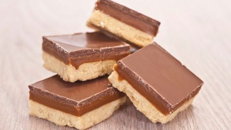 Cheat’s 5-ingredient caramel slice - Starts at 60 Millionaire Shortbread Recipe, Chocolate Dessert Bar, Chocolate Caramel Slice, Millionaire's Shortbread, Dessert Squares, Caramel Shortbread, Millionaire Shortbread, Caramel Slice, Shortbread Recipes