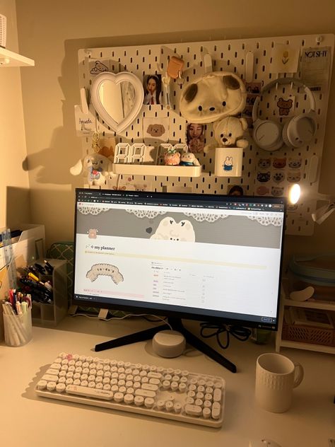 Asian Desk Aesthetic, Brown Desk Ideas, Brown Gaming Setup, Brown Desk Decor, Brown Desk Setup, Brown Desk Aesthetic, Desk Set Up Aesthetic, Aesthetic Desk Setup, Aesthetic Keyboard