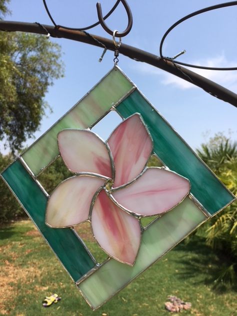 Easy Stained Glass Flower Patterns, Summer Stained Glass Patterns, Spring Stained Glass Patterns, Stained Glass Flower Pattern, Stained Glass Projects For Beginners, Flower Stained Glass Patterns, Pink Stained Glass, Flower Stained Glass, Stained Glass Flower