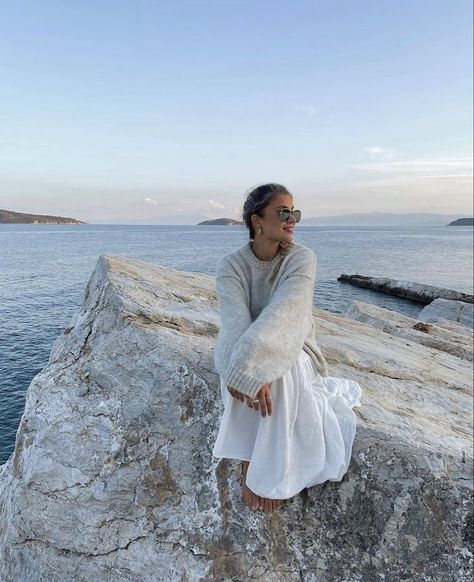 BIANCA CELESTE (@biancagonzalez) • Instagram photos and videos Summer Holiday Photo Ideas, White Casual Outfit, Sweater And Skirt Outfit, Outfits Greece, Street Style Classy, White Maxi Skirt Outfit, Street Style Comfy, Casual School Outfit, Outfit Basics