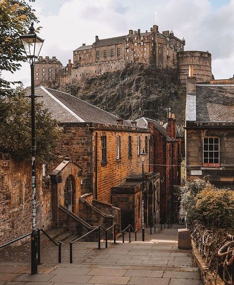 ▪ The Vennel Viewpoint Edinburgh Castle ♥⁣ ••••••••••••••••••••••••••••⁣ ▪ Click the link in Bio and find out our beautiful Canvas and…” • Aug 8, 2020 at 4:00pm UT Romanesque Architecture, Edinburgh Castle, Castle Rock, Stately Home, Edinburgh Scotland, Scotland Travel, Beautiful Buildings, Favorite City, Glasgow