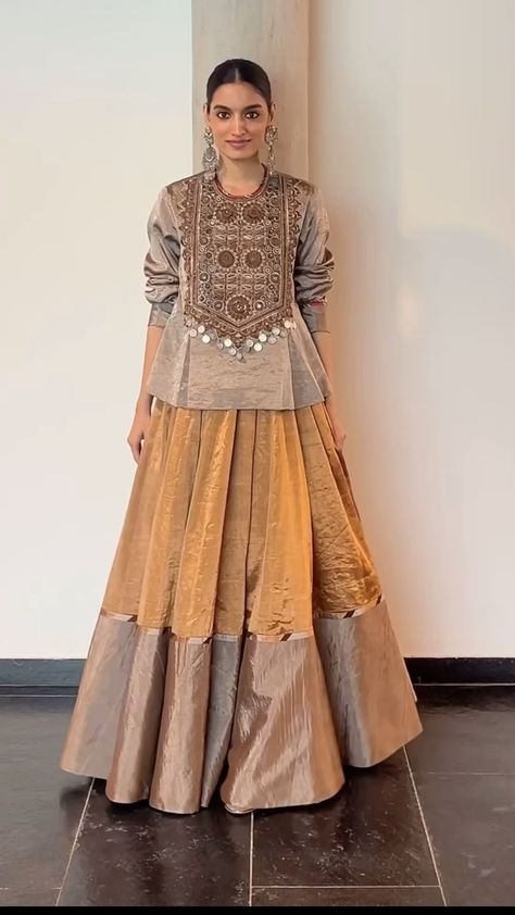 Blouses For Lehnga, Vintage Lehenga, Navratri Outfits, Traditional Lehenga, Trendy Outfits Indian, Lehnga Dress, Traditional Indian Dress, Casual Indian Fashion, Indian Dresses Traditional