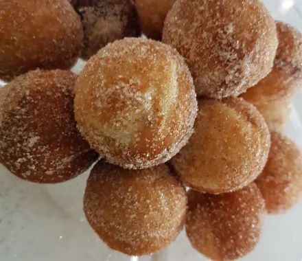 Donut Muffins Recipe, Cinnamon Balls, Donut Balls, Easy Donuts, Doughnut Holes, Cinnamon Donuts, Donut Muffins, Cinnamon Sugar Donuts, Mini Muffin Pan