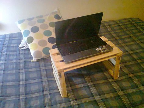 RECICLAR: De cajón de frutas a mesita - bandeja para notebook | Hacer bricolaje es facilisimo.com Diy Serving Tray, Neutral Room, Repurposed Wood, Ideas Casa, Laptop Table, Recycled Furniture, Diy Table, Pallet Diy, Step Stool