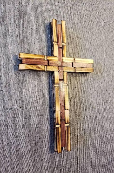 Wooden Crosses Diy, Clothespin Cross, Wood Crosses Diy, Painted Clothes Pins, Home Decor Western, Wooden Cross Crafts, Clothespin Crafts Christmas, Rustic Wood Cross, Clothespin Diy Crafts