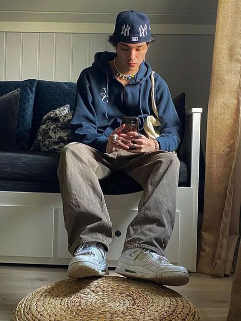 Y2k Boys Outfit, Boys Streetwear Aesthetic, Skater Boys Outfits 90s, Y2k Boy Aesthetic, Fitted Caps Men Outfit, Grunge Skater Boy, Mens Y2k Fashion, Y2k Fashion Men, Y2k Boys