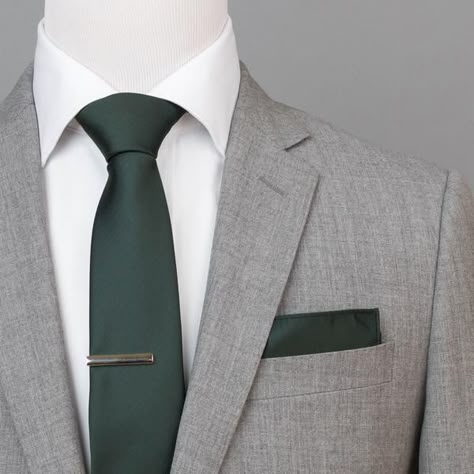 Dark Green Wedding, Fashion Europe, Deco Champetre, Light Grey Suits, Green Themed Wedding, Groom And Groomsmen Attire, Mens Fashion Smart, Mens Fashion Rugged, Fashion Shirts