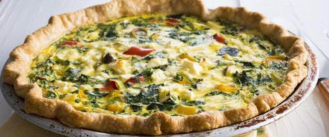 Kalamata olives and crumbled feta give the traditional breakfast quiche a delicious Greek-inspired twist. Greek Quiche, Mediterranean Quiche, Best Quiche Recipes, Best Quiche, Pie Savory, Greek Vegetables, Eggs Quiche, Vegetarian Quiche, Quiche Tarts