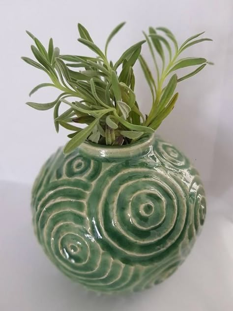 Planters Ceramic Ideas, Ceramic Flower Pots Design, Ceramic Final Project, Ceramic Flower Pots Ideas, Cool Ceramic Pieces, Cool Ceramic Vases, Ceramics Coil Pot, Coil Method Ceramics, Funky Ceramics Ideas