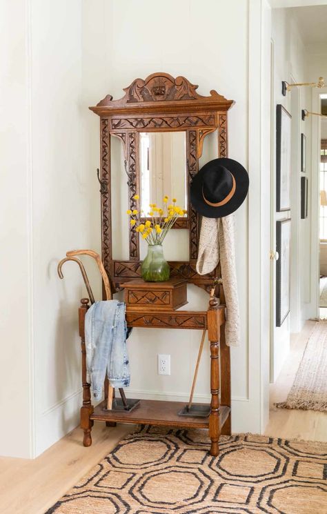 Modern farmhouse hideaway in the breathtaking Blue Ridge Mountains Antique Hall Tree, Southern Living Idea House, Wellborn Cabinets, Southern Living Plants, Hall Stand, Southern Living Homes, Interior Vintage, Foyer Decor, Foyer Decorating