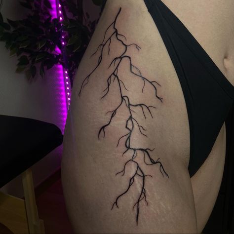 flash thunder vein blackwork tattoo tornado women aesthetic Thunder Tattoo, Tattoo Pierna, Waves Tattoo, Hip Tattoo, Tattoo Inspo, Tattoo Idea, Pretty Tattoos, Tattoo Artist, Flash Tattoo